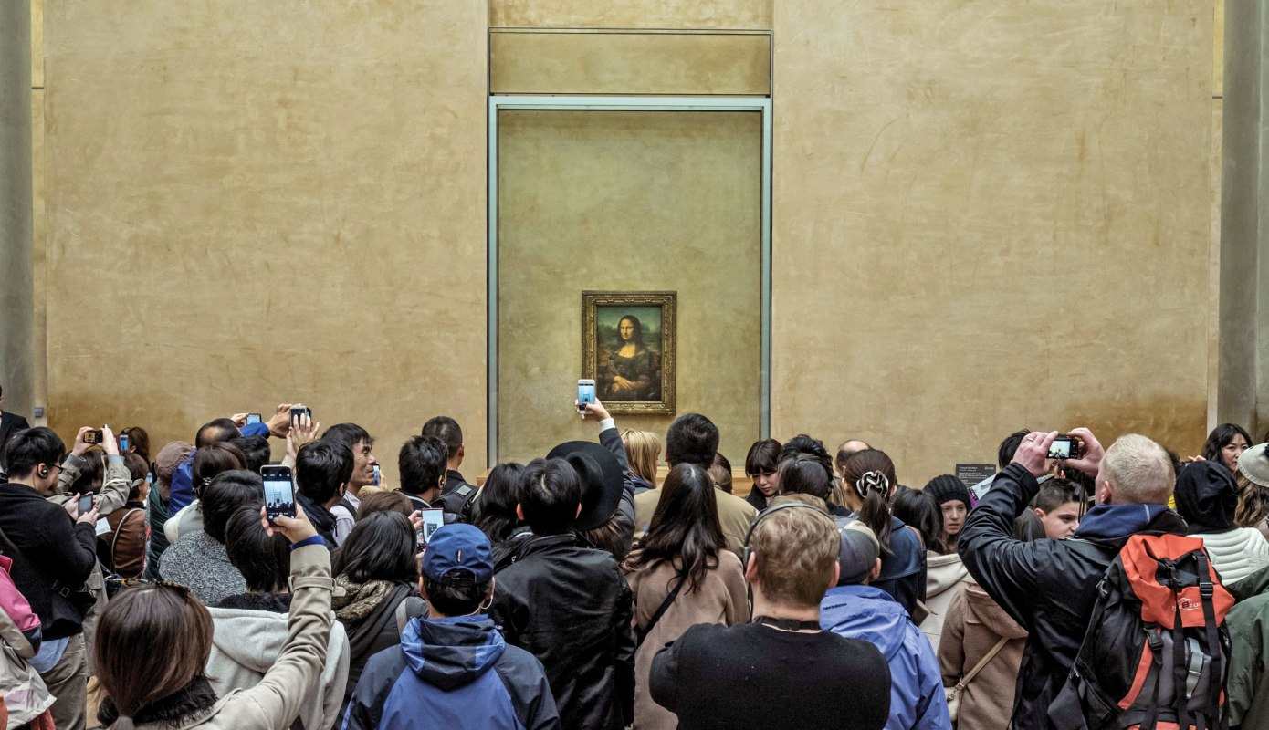 Tourists crowd in to see the ‘Mona Lisa’ at the Louvre