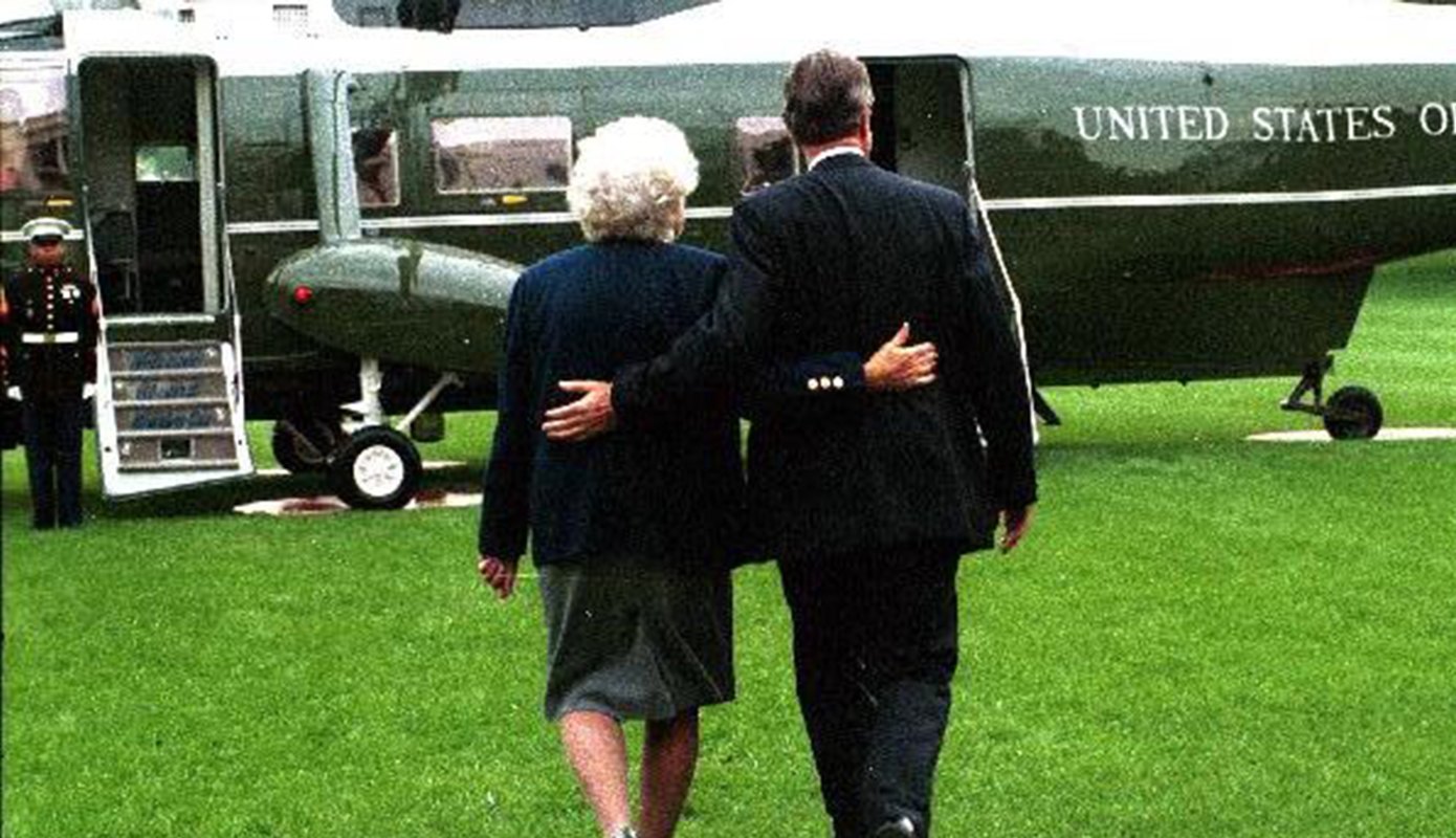 President George H.W. Bush and Barbara Bush Walk Arm in Arm to Marine One